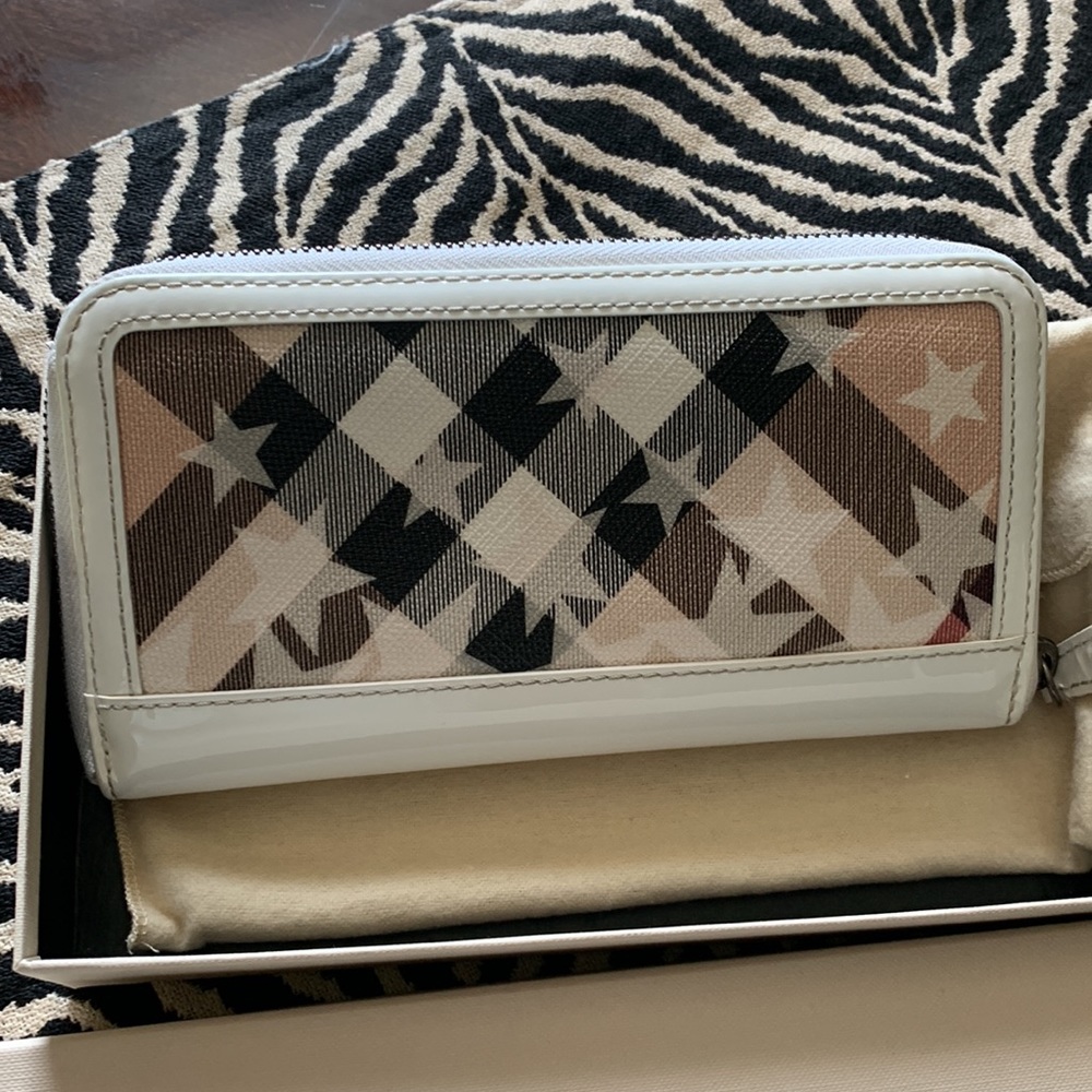Designer Burberry Wallet, pre-owned used a few times, in very good condition.